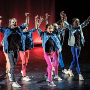 De dansers van ‘Hiphop Teens’ en juf Sjomara zoeken afkoeling…