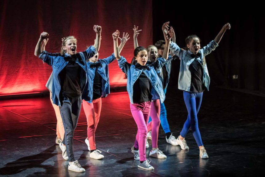 De dansers van ‘Hiphop Teens’ en juf Sjomara zoeken afkoeling…